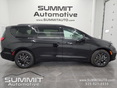 New 2025 Chrysler Pacifica Select