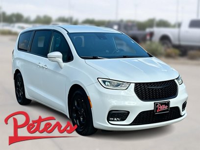 Used 2022 Chrysler Pacifica Touring-L w/ Uconnect Theater Family Group