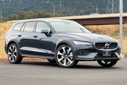 New 2026 Volvo V60 B5 Cross Country Plus w/ Protection Package Premier