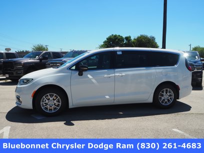 New 2025 Chrysler Pacifica Select w/ Uconnect Theater Family Group