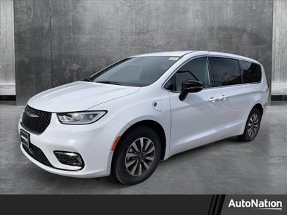 New 2025 Chrysler Pacifica Select