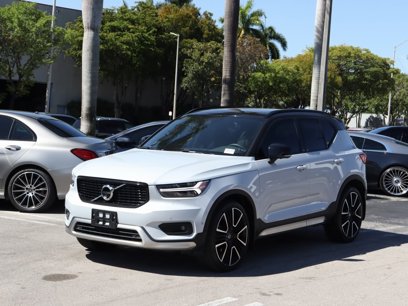 Used 2022 Volvo XC40 T5 R-Design w/ Advanced Package