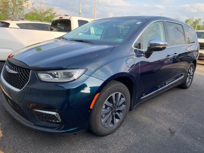 Used 2023 Chrysler Pacifica Limited w/ Uconnect Theater Family Group