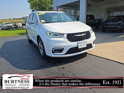 Used 2022 Chrysler Pacifica Limited w/ Uconnect Theater Family Group
