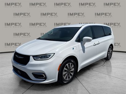 Used 2022 Chrysler Pacifica Touring-L w/ Uconnect Theater Family Group