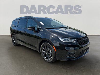 New 2026 Chrysler Pacifica Limited w/ Uconnect Theater Family Group