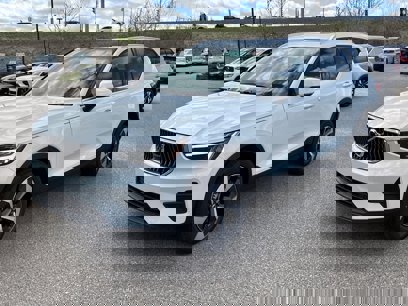 New 2025 Volvo XC40 B5 Core w/ Climate Package