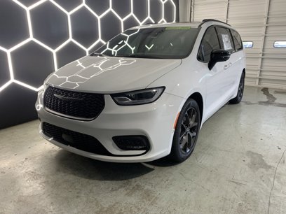 New 2024 Chrysler Pacifica Limited w/ S Appearance Package