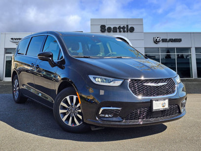 New 2025 Chrysler Pacifica Select