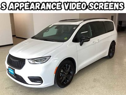 Used 2024 Chrysler Pacifica Limited w/ Uconnect Theater Family Group