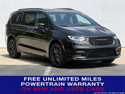 Used 2023 Chrysler Pacifica Limited w/ Uconnect Theater Family Group