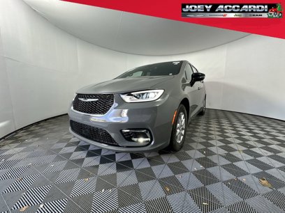New 2025 Chrysler Pacifica Select