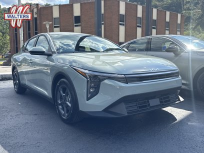 New 2025 Kia K4 LXS