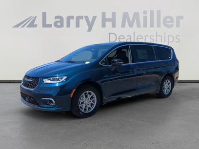 New 2025 Chrysler Pacifica Select