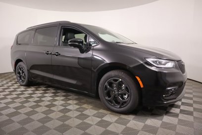 New 2025 Chrysler Pacifica Select