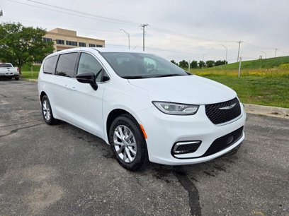 New 2025 Chrysler Pacifica Select