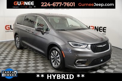 Used 2022 Chrysler Pacifica Touring-L w/ Uconnect Theater Family Group