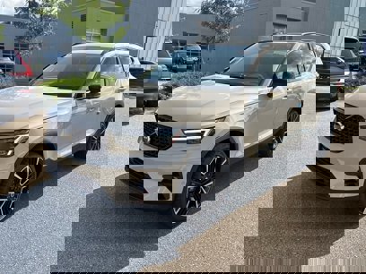 New 2025 Volvo XC40 B5 Ultra w/ Climate Package