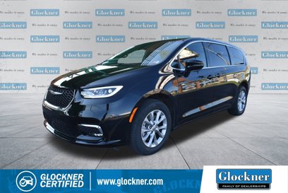 Used 2025 Chrysler Pacifica Select