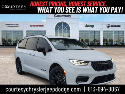 New 2025 Chrysler Pacifica Select