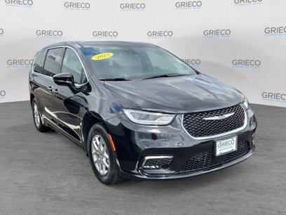Used 2025 Chrysler Pacifica Select