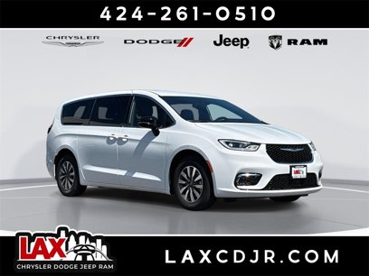 New 2025 Chrysler Pacifica Select