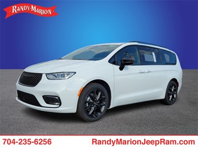 New 2023 Chrysler Pacifica Limited w/ S Appearance Package