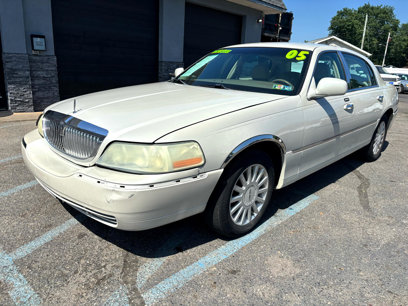 Used 2005 Lincoln Town Car Signature