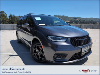 Used 2022 Chrysler Pacifica Limited w/ Uconnect Theater Family Group
