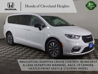 Used 2024 Chrysler Pacifica Select