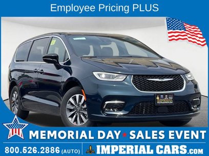 New 2025 Chrysler Pacifica Select