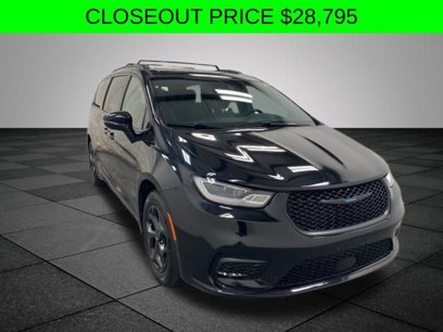 Used 2021 Chrysler Pacifica Limited w/ Uconnect Theater Family Group