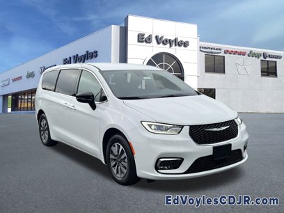 New 2025 Chrysler Pacifica Select