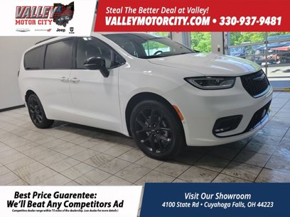 Certified 2024 Chrysler Pacifica Limited w/ Uconnect Theater Family Group