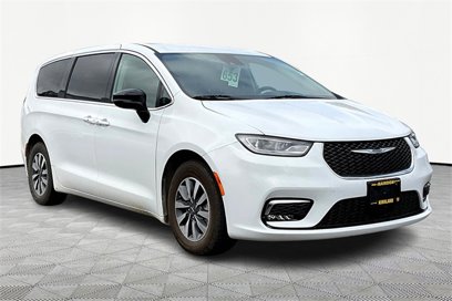 Used 2024 Chrysler Pacifica Select