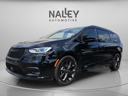 Used 2024 Chrysler Pacifica Limited w/ Uconnect Theater Family Group