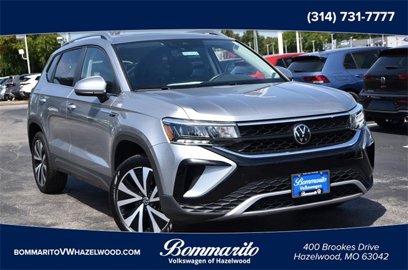 Used 2024 Volkswagen Taos SE w/ Panoramic Sunroof Package