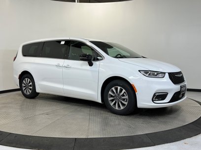 New 2025 Chrysler Pacifica Select w/ Uconnect Theater Family Group