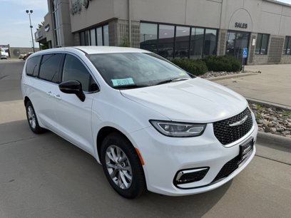 New 2025 Chrysler Pacifica Select