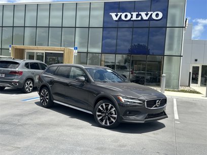 New 2025 Volvo V60 B5 Cross Country Ultra w/ Climate Package
