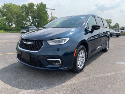 New 2025 Chrysler Pacifica Select