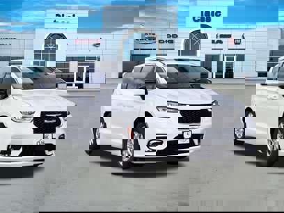 New 2025 Chrysler Pacifica Select
