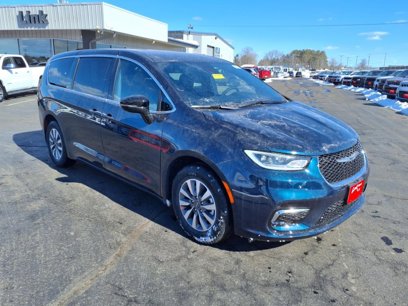 New 2025 Chrysler Pacifica Select