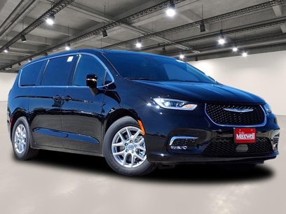 New 2025 Chrysler Pacifica Select w/ Uconnect Theater Family Group