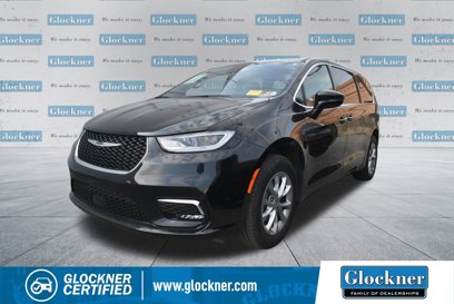 Used 2025 Chrysler Pacifica Select