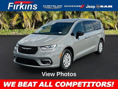 New 2025 Chrysler Pacifica Select
