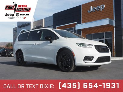New 2025 Chrysler Pacifica Limited w/ Uconnect Theater Family Group