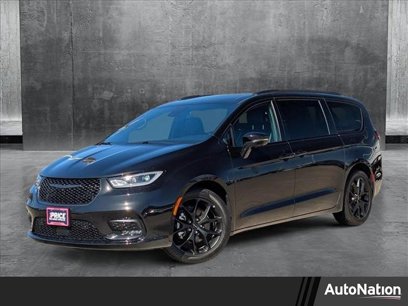 Used 2023 Chrysler Pacifica Limited w/ Uconnect Theater Family Group