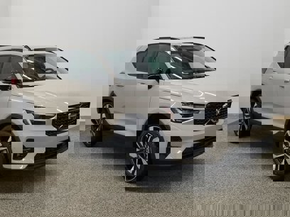 New 2025 Volvo XC40 B5 Ultra w/ Climate Package