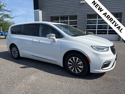 Used 2022 Chrysler Pacifica Limited w/ Uconnect Theater Family Group